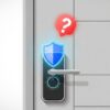 スマートロックの危険性と安全対策を象徴するイラスト。赤い疑問符が浮かぶスマートロックを、青く輝く盾が守っており、後悔しないための知識が得られることを示唆している。