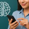 スマートフォンを操作しながらAndroid System Intelligenceのアイコンを見つめる女性
