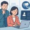 オフィスで監視を気にする男女会社員と監視カメラアイコン、パソコン画面が描かれたイラスト風アイキャッチ画像