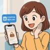 「iPhoneで通販サイトを見ていた女性が、クーポン通知を見て喜んでいるアニメ風イラスト