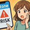 驚く若い女性がスマホ画面の「atone」「RISK」警告を指差すアニメ風アイキャッチ。後払いサービスの危険性を直感的に伝える。