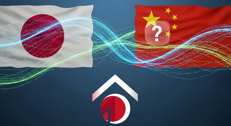 日本と中国の国旗が対比され、その間を抽象的なデータが流れている様子。中国側に疑問符が浮かび、手前には日本の企業ロゴが強調されている。情報の正確性や国籍を調査するような知的なイメージ。