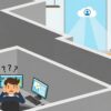 迷路のような壁に囲まれたオフィスで複数のPCを前に困る職員と、壁の向こうの明るいオフィスで1台のPCで笑顔で働く職員のイラスト。自治体の非効率な三層分離ルールと、クラウド活用による明るい未来を象徴しています。