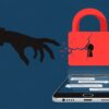 スマートフォンのセキュリティが危険に晒されているイラスト。匿名の人物が、メッセージアプリが表示されたスマホの壊れた鍵を狙っている。WhatsAppの危険性を示唆。