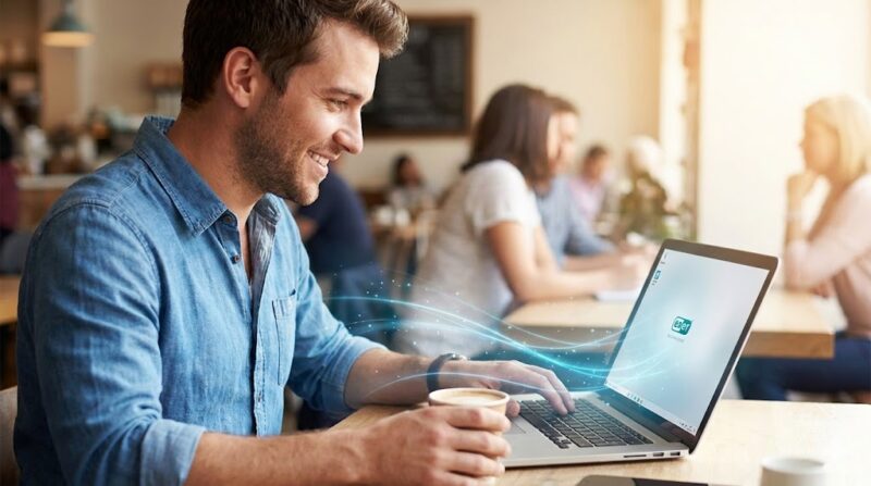 カフェでノートパソコンを使い、ESETの動作の軽さを実感して快適に作業する男性。